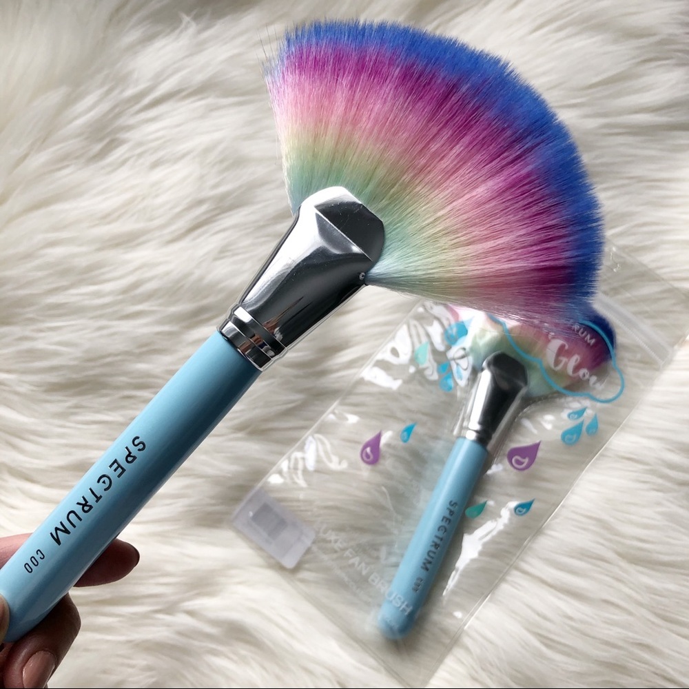 NWT. SPECTRUM COLLECTIONS Fan Brush